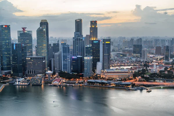 シンガポール 2017年2月19日 マリーナベイと日没時のダウンタウンの高層ビルの素晴らしい空中ビュー 素晴らしいシンガポールのスカイライン シンガポールはアジアの人気観光地です — ストック写真