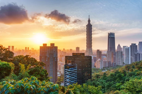 台湾の日没時に山の上から台北の素晴らしい景色 高層ビルやダウンタウンの他の近代的な建物 素晴らしい街並みだ 台北はアジアの人気観光地です — ストック写真