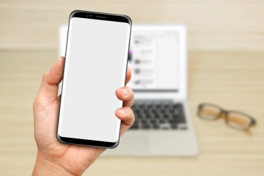 Elini tutmak a Smartphone ile dizüstü bilgisayar arka plan