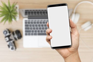 Seyahat bulanık arka plan ile Modern bir akıllı telefon tutan el