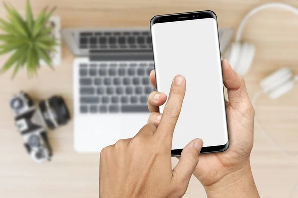 手の保有物と旅行ぼやけて背景と現代のスマート フォンに触れる — ストック写真