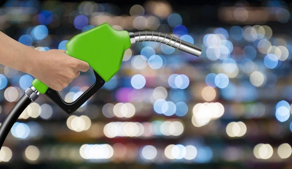 Mano Sosteniendo Una Boquilla Combustible Verde Con Luz Fondo Bokeh — Foto de Stock