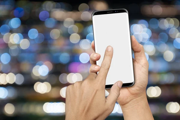 Mão Segurando Tocando Uma Tela Grande Smartphone Com Fundo Bokeh — Fotografia de Stock