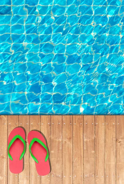 带红色拖鞋的游泳池木地板边缘 — 图库照片