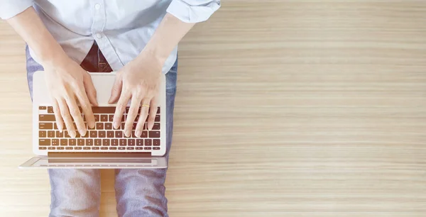 Tampilan Atas Seorang Pria Santai Duduk Lantai Dengan Laptop — Stok Foto
