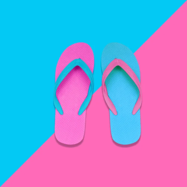 粉红色和蓝色翻转拖鞋在柔和的颜色背景 — 图库照片