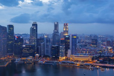 Singapur - 26 Şubat 2017: Singapur iş bölgesi ve gece şehir havadan görünümü