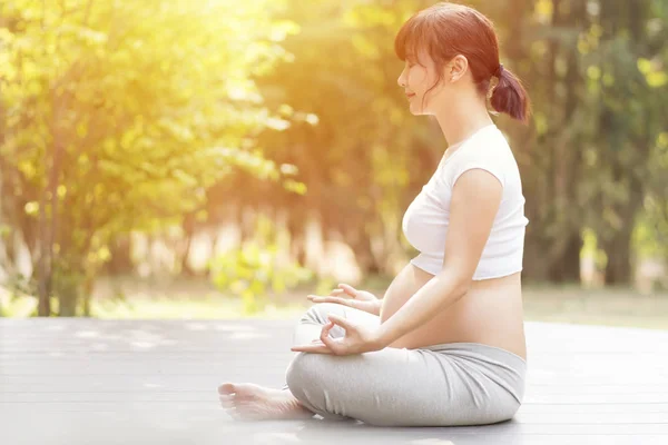 Mujer Embarazada Saludable Haciendo Yoga Jardín —  Fotos de Stock