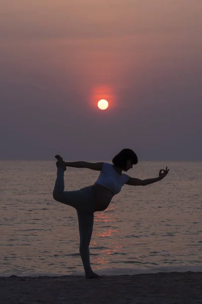 在海滩上做瑜伽的健康孕妇 — 图库照片