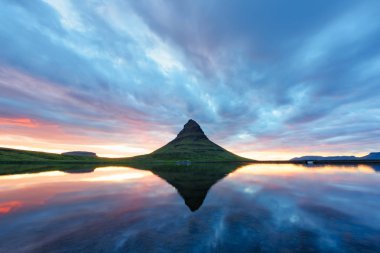 Kirkjufellsfoss şelalesinde renkli gün doğumu