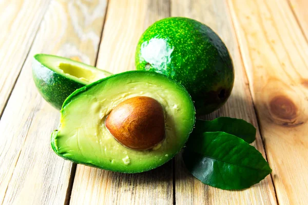 Vers avocado fruit op een houten plank — Stockfoto