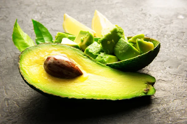 Fruta fresca del aguacate en una tabla de madera —  Fotos de Stock