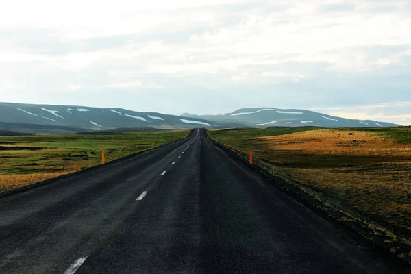 Типичный исландский пейзаж с дорогой — стоковое фото