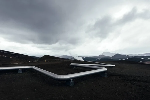 Islândia paisagem com tubos nas montanhas — Fotografia de Stock