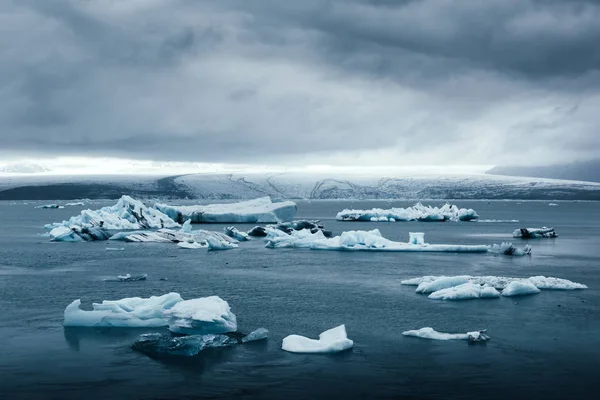 조 쿨 사론 빙하의 석호에 있는 빙산 — 스톡 사진