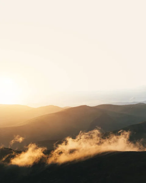 Pittoreske zomer landschap met kleurrijke sunrise — Stockfoto