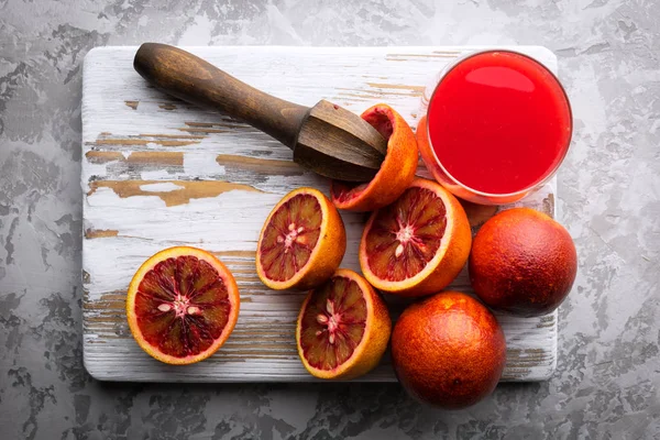 Rode Siciliaanse oranje stukken op houten plank closeup — Stockfoto