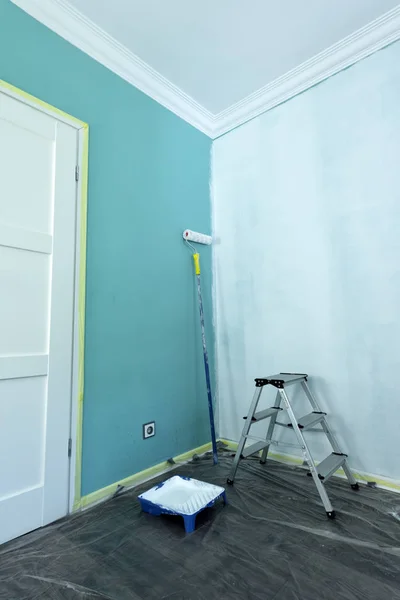 Ferramentas de pintura no fundo da parede — Fotografia de Stock