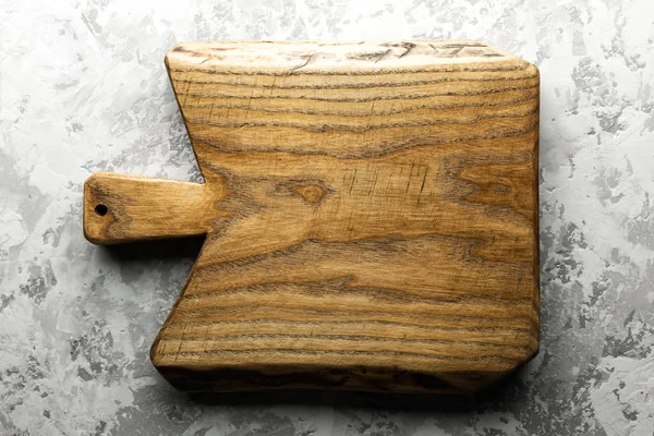 Oude eiken houten bord op grunge betonnen tafel — Stockfoto