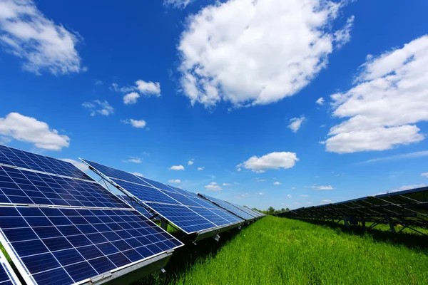 Solpanel på blå himmel bakgrund — Stockfoto