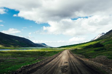 Tipik İzlanda manzara yolu ile
