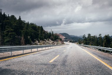 Otoban yol yüksek dağ