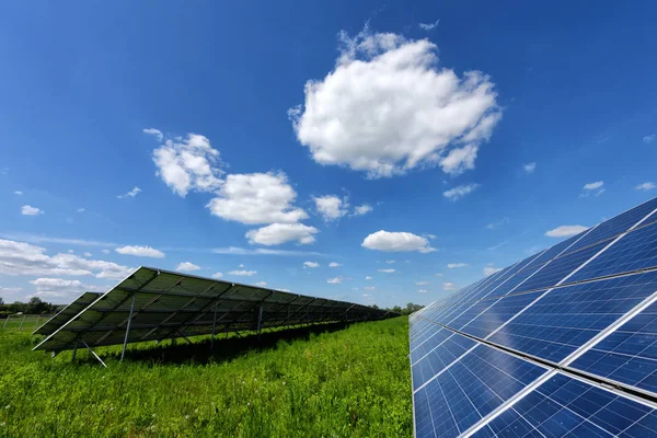 Panel solar sobre fondo azul del cielo —  Fotos de Stock