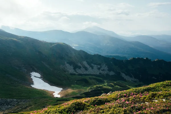 Blick auf die steinigen Hügel — Stockfoto