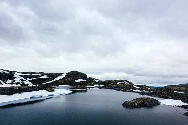 典型的挪威景观，多雪的山脉 — 图库照片