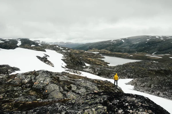 Paisagem típica norwegian com montanhas nevadas — Fotografia de Stock