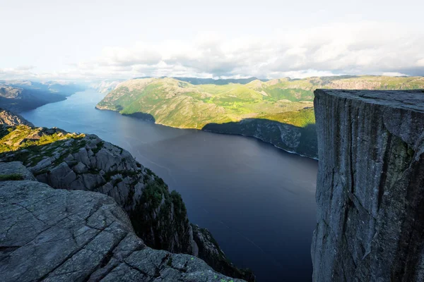 Mglisty poranek na Preikestolen — Zdjęcie stockowe