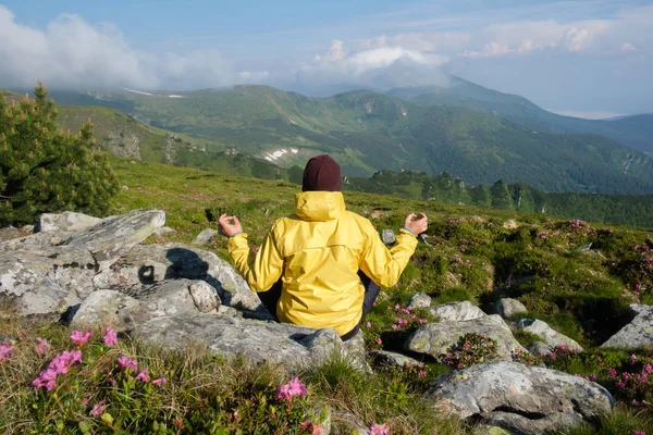 Alone tourist in yellow jacket — Stock Photo, Image