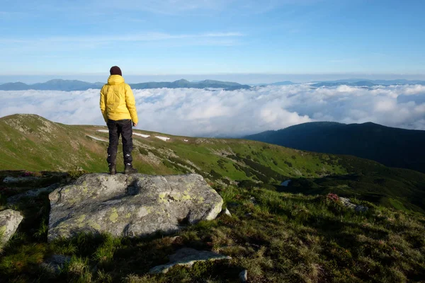 Einsamer Tourist in gelber Jacke — Stockfoto