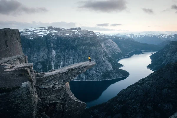 Alleen toeristische op Trolltunga rots — Stockfoto