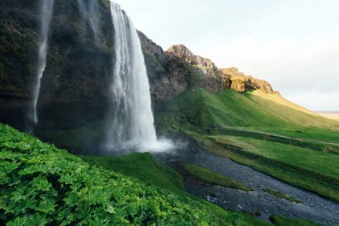 Seljalandfoss şelalesinde gün doğumu