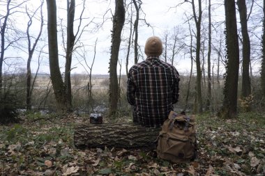 Sırt çantası vahşi orman içinde olan adam