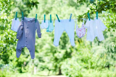 Bebek giysileri Bahçe clothesline üzerinde