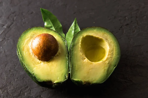 Vers avocado fruit op een houten plank — Stockfoto