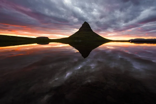 Kleurrijke zonsopgang op Kirkjufellsfoss waterval — Stockfoto