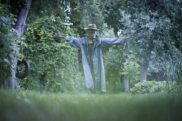 Scary scarecrow in a hat — Stock Photo, Image