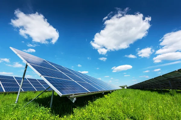 Painel solar no fundo do céu azul — Fotografia de Stock