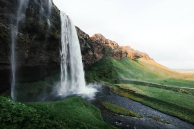 Seljalandfoss şelalesinde gün doğumu