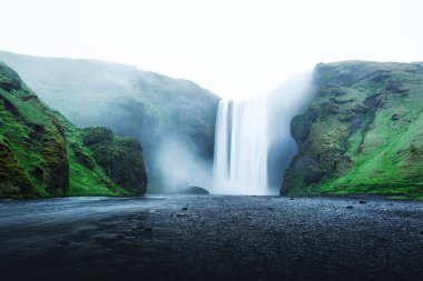 Ünlü Skogafoss şelale