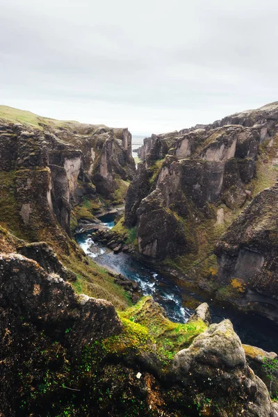 Canyon de Fjadrargljufur dans le sud-est de l'Islande — Photo