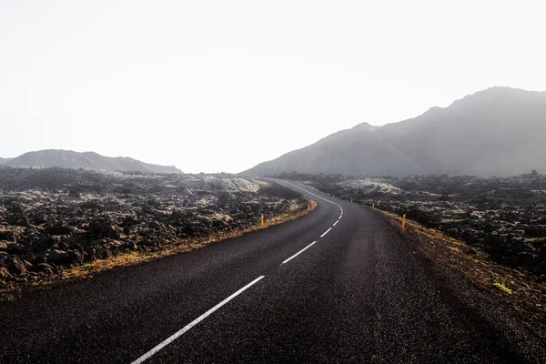 Paisagem típica da Islândia com estrada — Fotografia de Stock