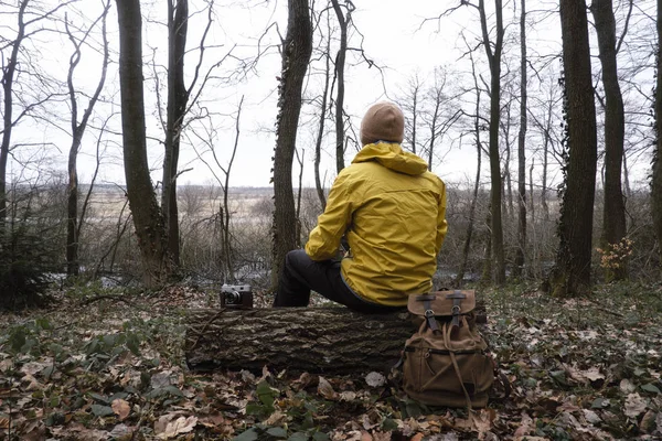 Man met de rugzak in het wilde bos — Stockfoto