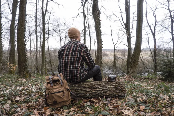 Sırt çantası vahşi orman içinde olan adam