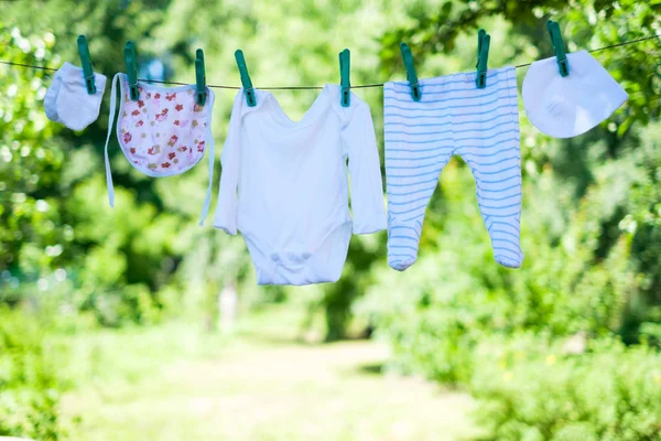 Bebek giysileri Bahçe clothesline üzerinde