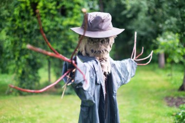 Şapkalı korkunç korkuluk.