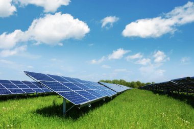 Mavi gökyüzü arkaplanındaki güneş paneli